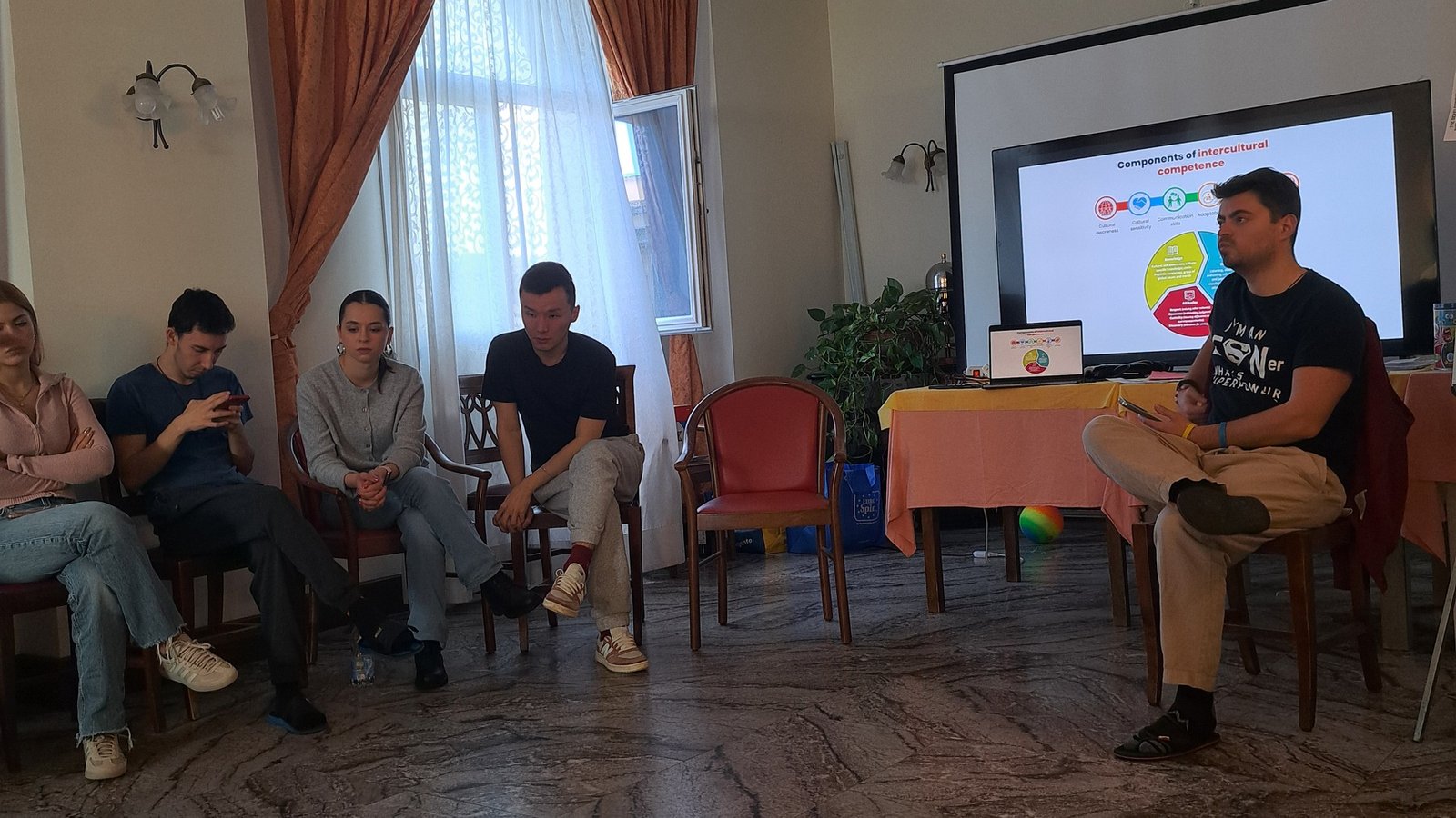 Partecipanti durante un’attività culturale e di apprendimento