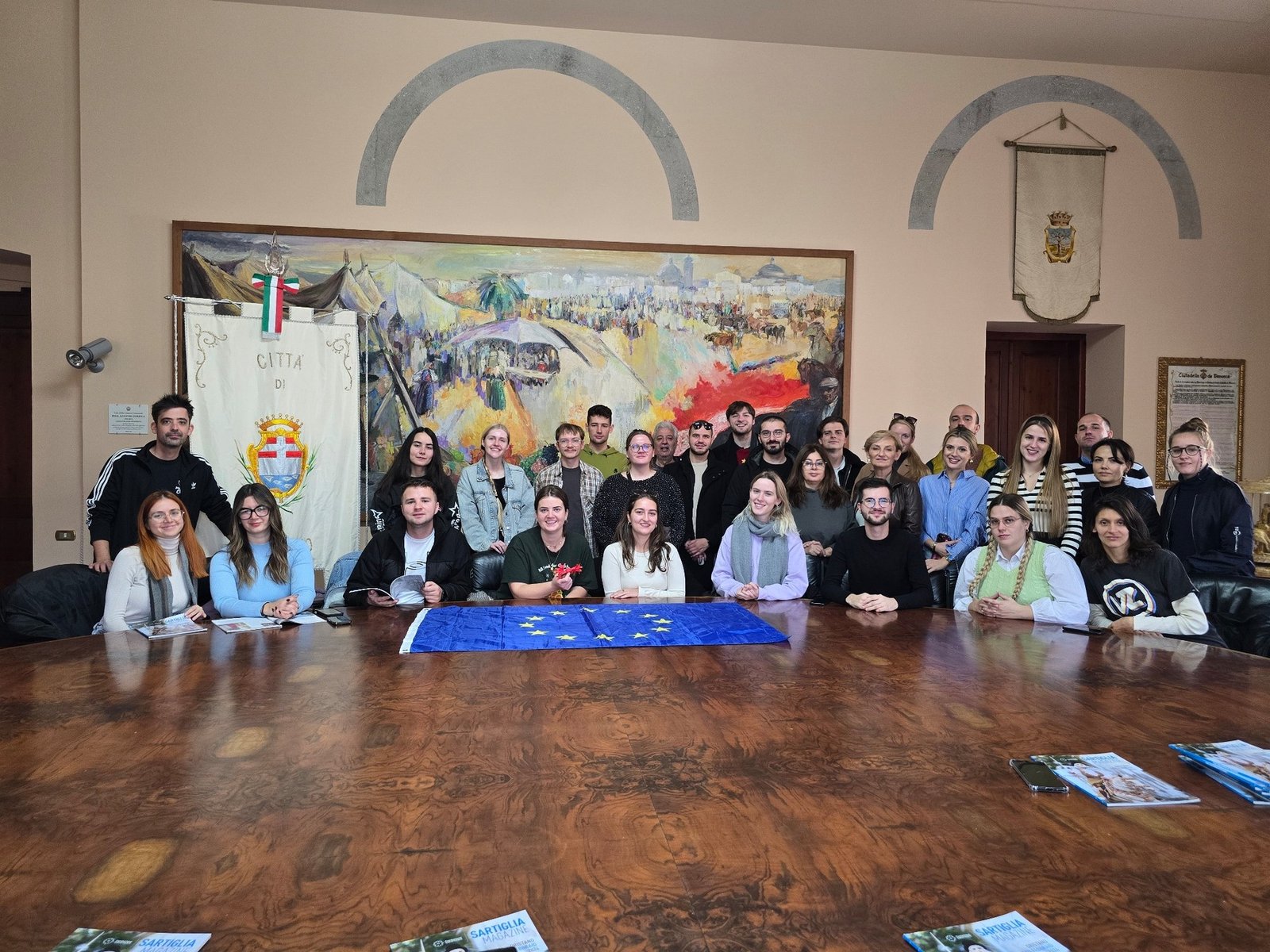 Gruppo di partecipanti EUvolution durante un incontro istituzionale a Oristano